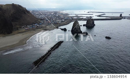 北海道せたな町 三本杉岩と日本海の海岸風景 ドローン空撮 北海道せたな町 三本杉岩と日本海の海岸風景 ドローン空撮 138604954