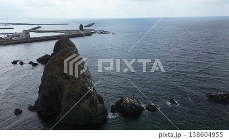 北海道せたな町 三本杉岩と日本海の海岸風景 ドローン空撮 北海道せたな町 三本杉岩と日本海の海岸風景 ドローン空撮 138604955