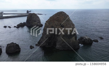 北海道せたな町 三本杉岩と日本海の海岸風景 ドローン空撮 138604956