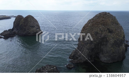 北海道せたな町 三本杉岩と日本海の海岸風景 ドローン空撮 138604957