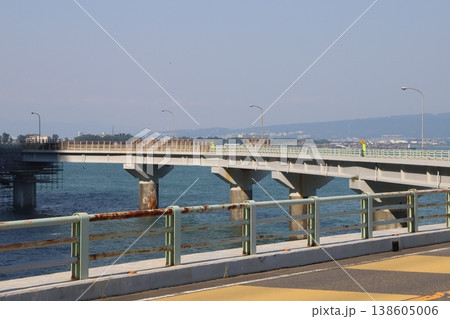 大崩海岸(静岡県静岡市駿河区)に架かる石部海上橋 大崩海岸(静岡県静岡市駿河区)に架かる石部海上橋 138605006