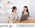 パソコンを見て安心する母と娘 138605030