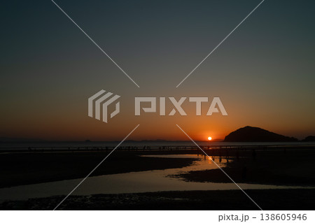 父母ヶ浜に沈みゆく夕日 138605946