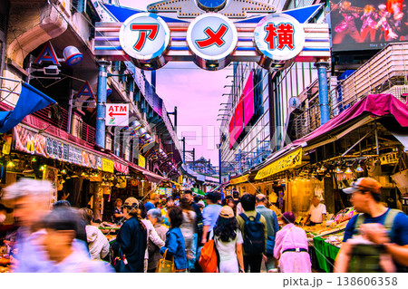 日本の東京都市景観4月6日。インバウンドは続く…外国人観光客らで賑わうアメ横などを望む 138606358