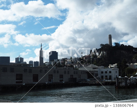 カリフォルニア　アルカトラズ島へ向かう船からの景色 138606764