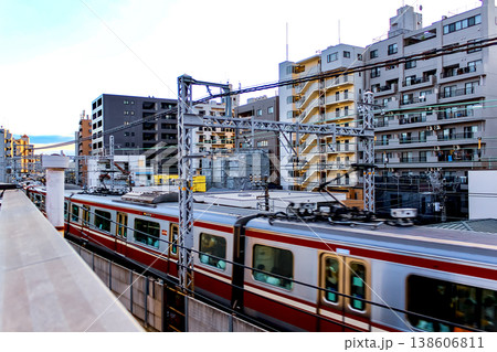 【神奈川】春の横浜 黄金町のビルから望む京急本線の列車と夕焼け空 【神奈川】春の横浜 黄金町のビルから望む京急本線の列車と夕焼け空 138606811