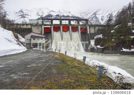 春の放水中・鷹泊ダム 春の放水中・鷹泊ダム 138606818