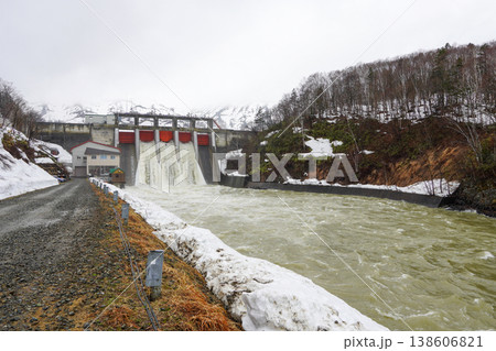 春の放水中・鷹泊ダム 春の放水中・鷹泊ダム 138606821