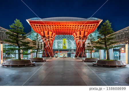 金沢駅のシンボル 鼓門ともてなしドームのライトアップ 夜景 金沢駅のシンボル 鼓門ともてなしドームのライトアップ 夜景 138608699