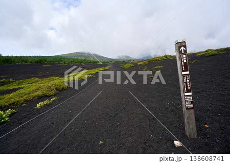 富士山御殿場口登山道を登る火山砂のトレイルと案内標識 138608741