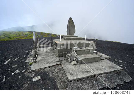 富士山御殿場口登山道にある石碑と荒涼とした火山地形（霧の山頂付近） 138608742