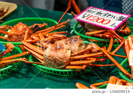 金沢・近江町市場に並ぶ新鮮な茹で紅ずわい蟹 138609019