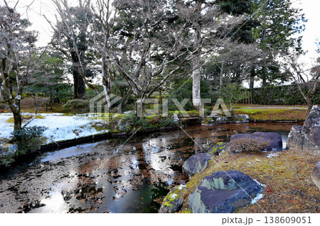 修学院離宮　下離宮　の　小さな池と雪が残る庭 138609051