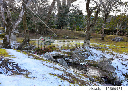 修学院離宮 雪が残る庭 と 水面 修学院離宮 雪が残る庭 と 水面 138609214