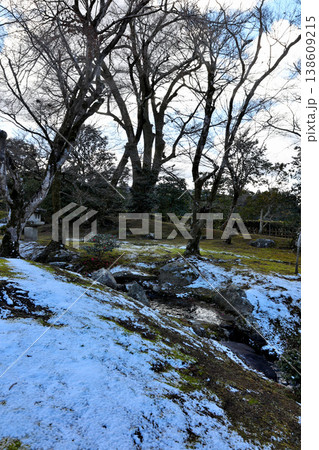 修学院離宮　雪が残る庭　と　水面 138609215