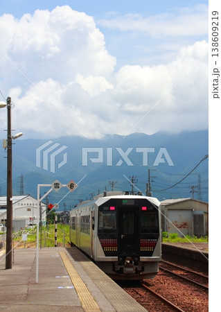 五泉駅を発車する磐越西線GV-E400系(新津⇔会津若松) 五泉駅を発車する磐越西線GV-E400系(新津⇔会津若松) 138609219