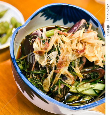 薬味で埋め尽くされた 高知県の郷土料理 鰹のタタキ 薬味で埋め尽くされた 高知県の郷土料理 鰹のタタキ 138609257