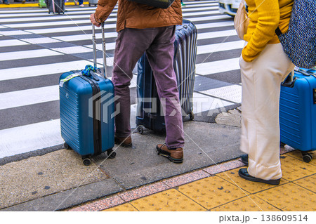 日本の東京都市景観インバウンド続く…スーツケースの観光客らが続々…（左側奥はJR上野駅） 138609514