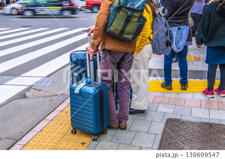 日本の東京都市景観インバウンド続く…スーツケースの観光客らが続々…(左側はJR上野駅) 日本の東京都市景観インバウンド続く…スーツケースの観光客らが続々…(左側はJR上野駅) 138609547