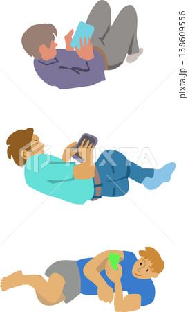 スマホを見ている男性のイラスト 138609556