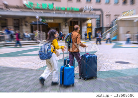 日本の東京都市景観インバウンド続く…スーツケースの観光客らが続々…(奥はJR上野駅広小路口) 日本の東京都市景観インバウンド続く…スーツケースの観光客らが続々…(奥はJR上野駅広小路口) 138609580