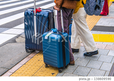 日本の東京都市景観インバウンド続く…スーツケースの観光客らが続々…(左側はJR上野駅) 日本の東京都市景観インバウンド続く…スーツケースの観光客らが続々…(左側はJR上野駅) 138609590