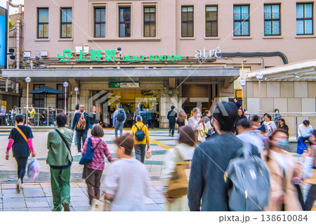 日本の東京都市景観4月6日。インバウンド続く…外国人観光客らで賑わうJR上野駅　広小路口などを望む 138610084