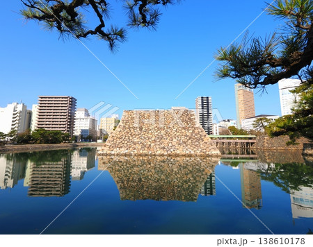 玉藻公園の石垣と池と市街 リフレクション 香川県高松市3 玉藻公園の石垣と池と市街 リフレクション 香川県高松市3 138610178