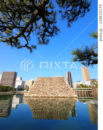 玉藻公園の石垣と池と市街　リフレクション　香川県高松市4 138610179