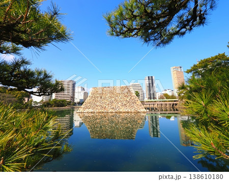 玉藻公園の石垣と池と市街 リフレクション 香川県高松市5 玉藻公園の石垣と池と市街 リフレクション 香川県高松市5 138610180