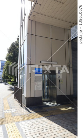 ゆりかもめのテレコムセンター駅、エレベーター出口(1A出口) ゆりかもめのテレコムセンター駅、エレベーター出口(1A出口) 138610676