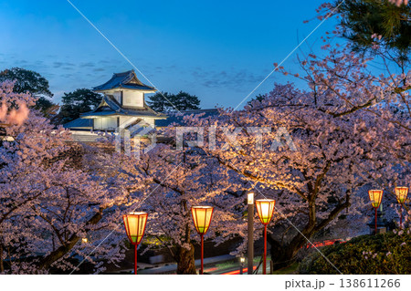 金沢城の夜桜 ブルーモーメントに浮かび上がる石川門とライトアップされた桜 金沢城の夜桜 ブルーモーメントに浮かび上がる石川門とライトアップされた桜 138611266
