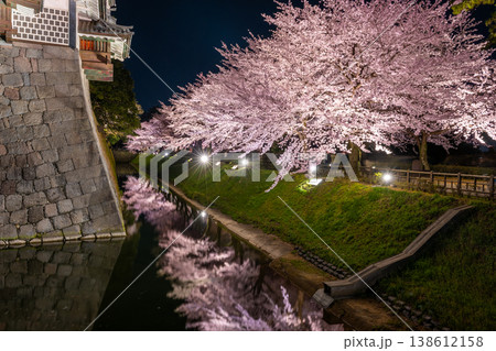 金沢城の夜桜 お堀に映る満開の桜のリフレクションと石垣の夜景 138612158