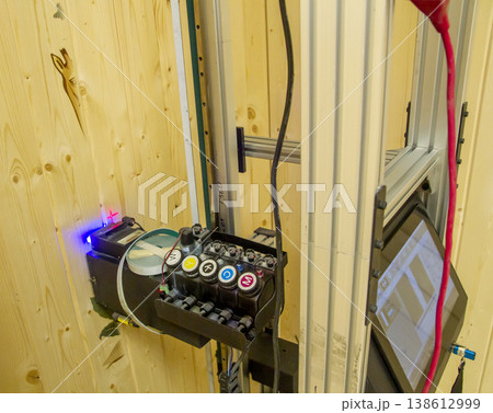 The device in the image is a vertical wall printer, a specialized inkjet printer designed to print directly onto vertical surfaces like walls 138612999