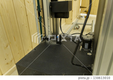 The device in the image is a vertical wall printer, a specialized inkjet printer designed to print directly onto vertical surfaces like walls 138613010