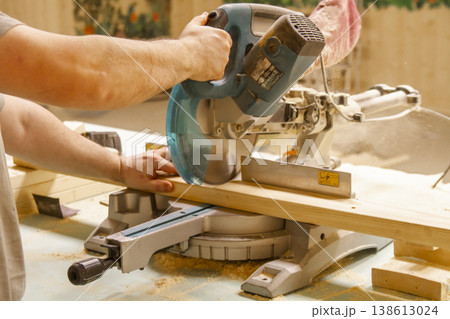 The image shows a compound miter saw. The image shows a compound miter saw. 138613024