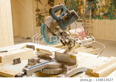 The image shows a compound miter saw. The image shows a compound miter saw. 138613027