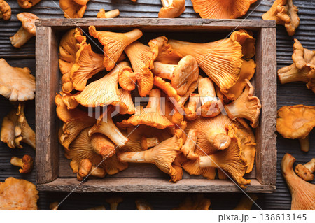 Chanterelle mushrooms in rustic wooden box Chanterelle mushrooms in rustic wooden box 138613145