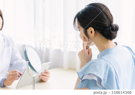 美容外科のカウンセリングを受ける女性 138614306
