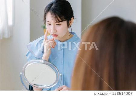 美容外科のカウンセリングを受ける女性 138614307