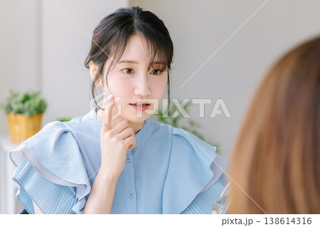 美容外科のカウンセリングを受ける女性 138614316