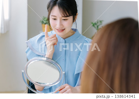 美容外科のカウンセリングを受ける女性 138614341