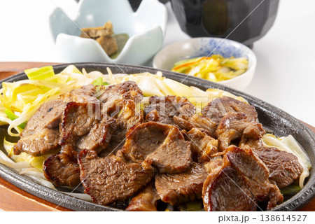 鉄板で提供される焼肉定食 鉄板で提供される焼肉定食 138614527