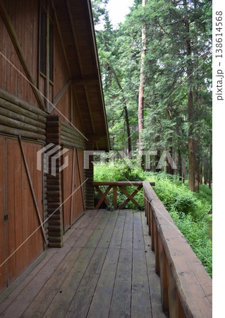森林内に建つログハウス 138614568