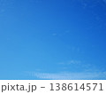雲ひとつない青空の背景 138614571
