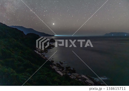 東シナ海の夜景　神が宿る屋久島(秋 138615711