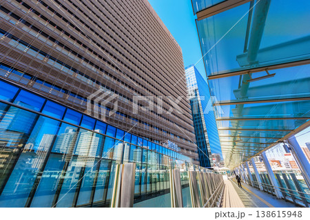東京　品川区　大崎駅西口のペデストリアンデッキ 138615948