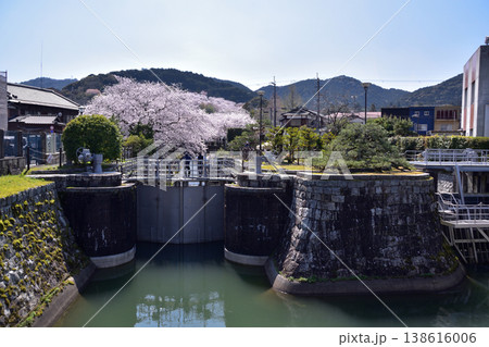 大津・琵琶湖第一疎水の大津閘門と桜 大津・琵琶湖第一疎水の大津閘門と桜 138616006