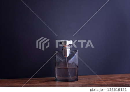 黒い背景にクールな雰囲気の香水瓶 138616121