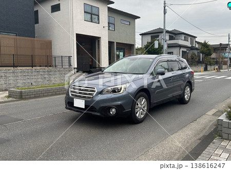 住宅の道路を走行するSUV 138616247